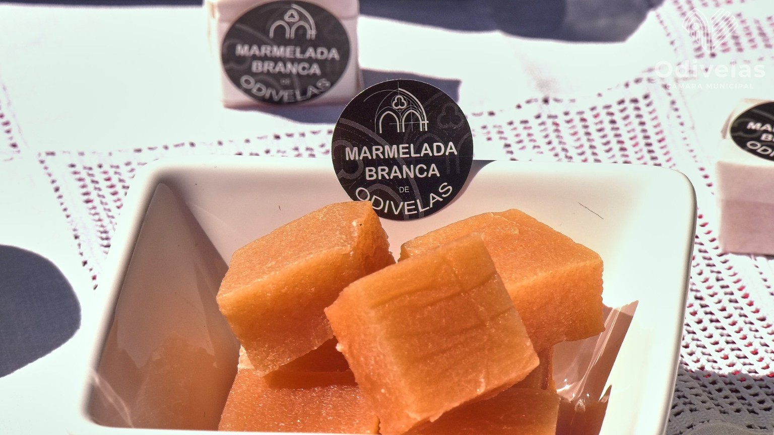 Pedaços de marmelada branca de Odivelas numa travessa